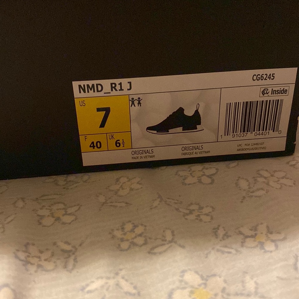 Woman Adidas shoes size 7 unisex